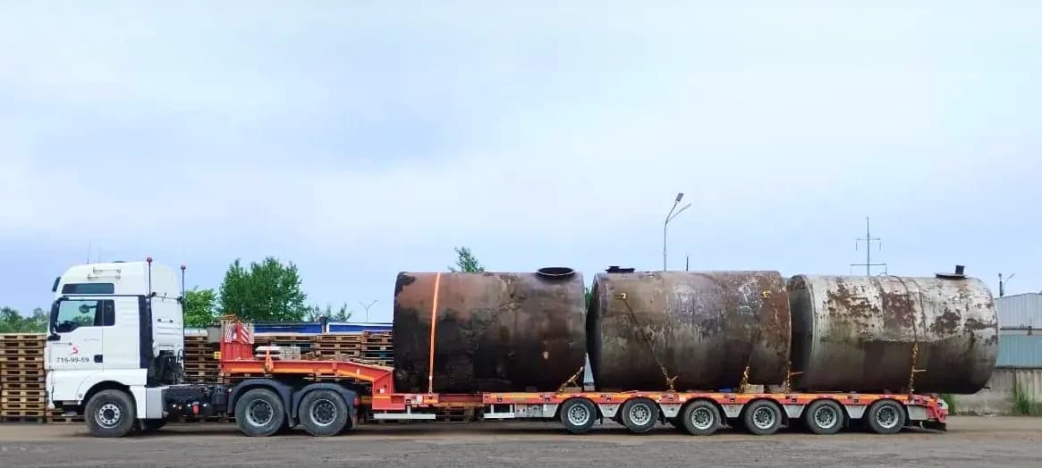 Реальная фотография крупногабаритных ёмкостей на трале из галереи АТП-3 РосАвто.